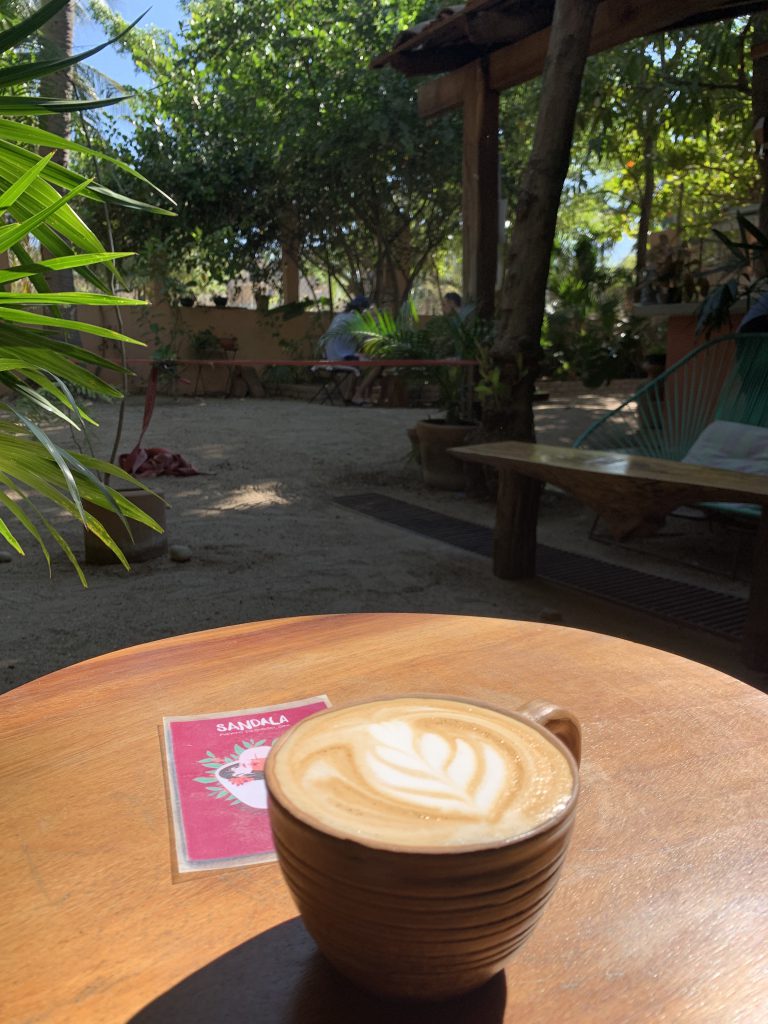 Cafe sobre la mesa como entorno de aprendizaje relajado