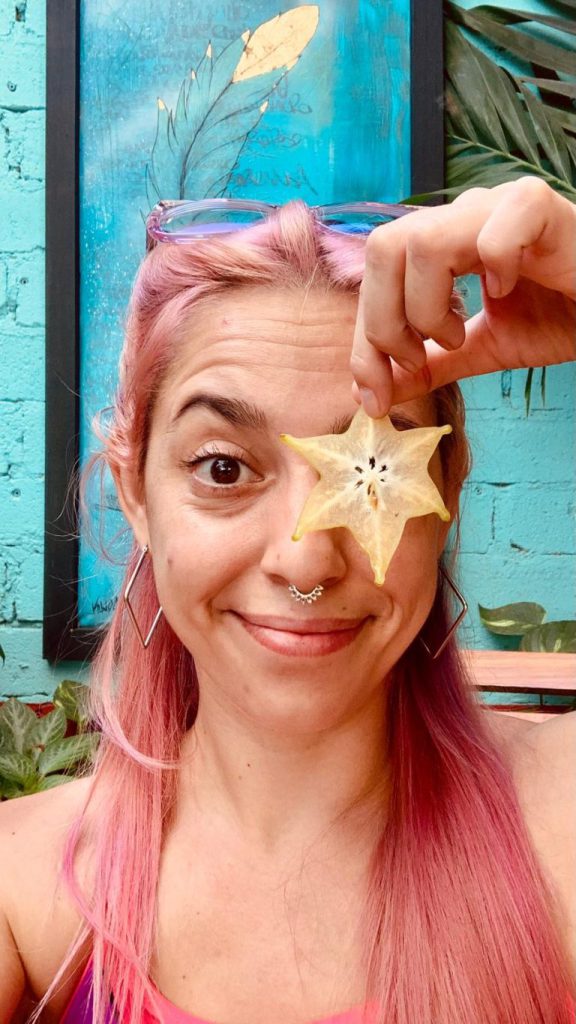Cibeles mostrando una fruta estrella o carambola